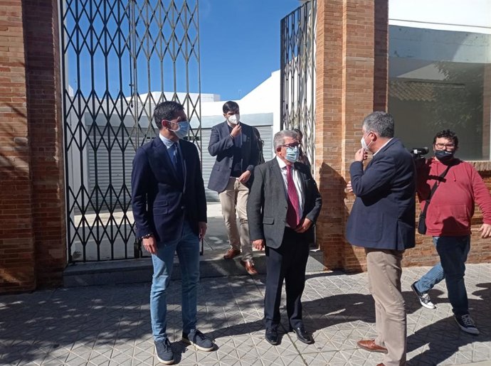 El subdelegado del Gobierno en Sevilla, Carlos Toscano, en Mairena del Alcor, acompañado de su alcalde, Juan Manuel López.