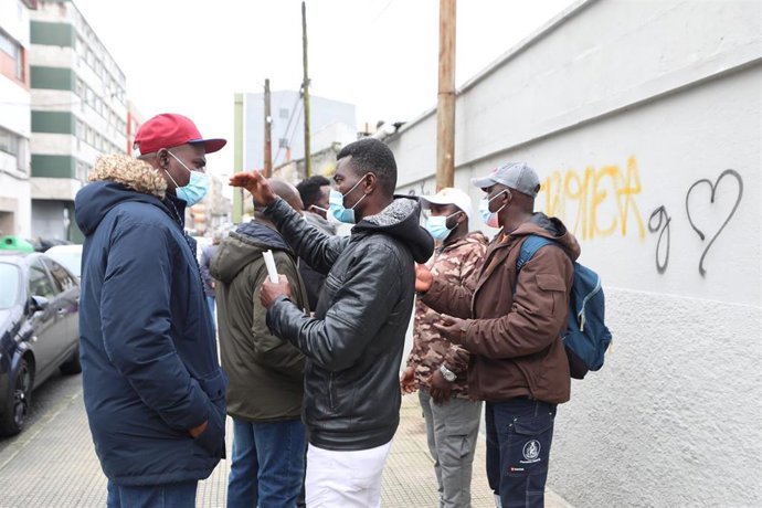 Familiares de los tripulantes del buque pesquero 'Villa de Pitanxo' con base en Marín (Pontevedra) acuden a la armadora del Grupo Nores para conocer novedades sobre los desaparecidos tras el naufragio en aguas de Terranova (Canadá), a 17 de febrero de 2