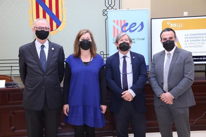 El presidente del CES España, Antón Costas, la presidenta del Govern, Francina Armengol, el presidente del Parlament, Vicen Thomas; y el presidente del CES Baleares, Rafel Ballester.