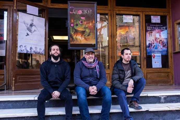 El responsable de producción del festival Galacticat, Ismael Conejero; el director, Ramon Bochaca, y el regidor de Cultura del Ayuntamiento de Trrega (Lleida), Carlos Vílchez