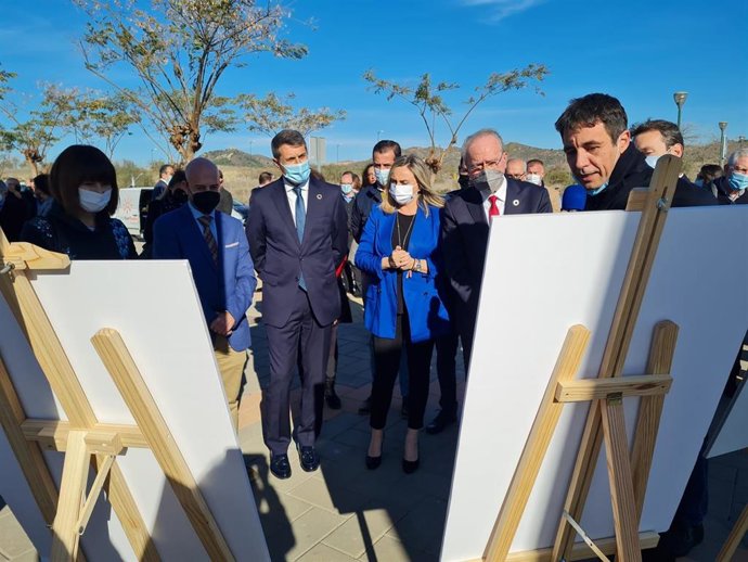 El delegado del Gobierno en Andalucía, Pedro Fernández, junto a la consejera de Fomento de la Junta de Andalucía, Marifrán Carazo, y el alcalde de Málaga, Francisco de la Torre.