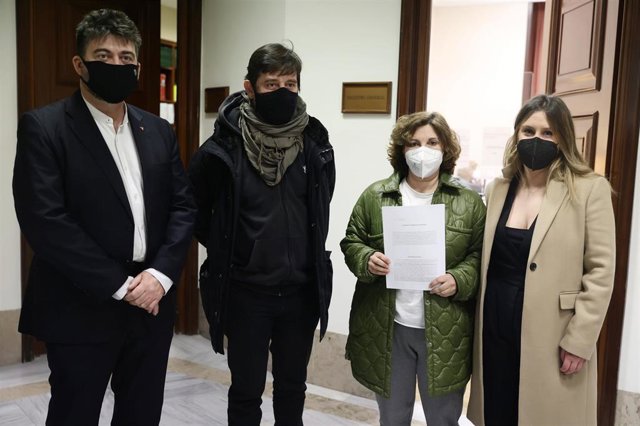 (I-D) El responsable de políticas económicas de Izquierda Unida, Carlos Sánchez Mato; el diputado de Unidas Podemos, Rafa Mayoral; la coordinadora de Podemos Euskadi, Pilar Garrido; y la portavoz y secretaria de Vivienda de Podemos, Alejandra Jacinto