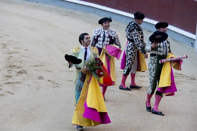 Archivo - Morante de la Puebla toreando durante la corrida de toros en Las Ventas, a 12 de octubre de 2021, en Madrid (España).
