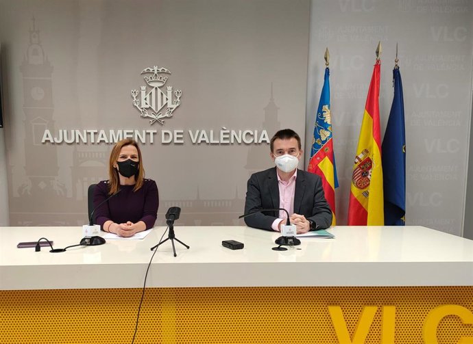 La concejala de Envejecimiento Activo en Valncia, Pilar Bernabé, y el director de Relaciones Institucionales de Caixa Popular, Paco Alós, en la rueda de prensa sobre el convenio de banca amigable con las personas mayores.
