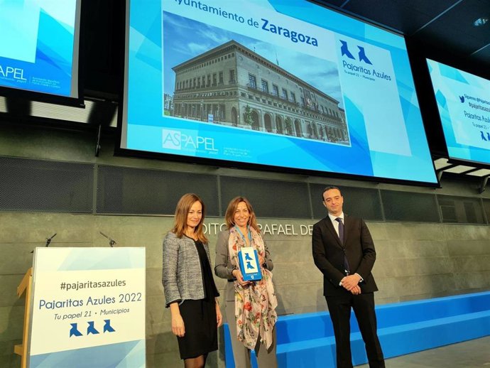 La recogida selectiva de papel y cartón en Zaragoza logra el premio Pajaritas Azules que se ha entregado en Madrid