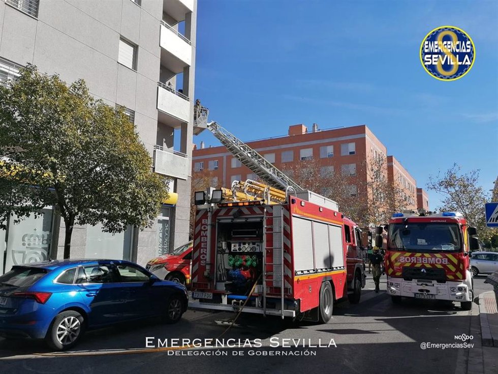 Bomberos de Sevilla han extinguido el incendio en torno a las 15,30 horas.