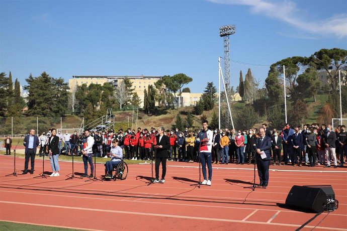 De izda a dcha: José Manuel Franco, Eli Pinedo, Damián Quintero, Eva Moral, Lola Romero y Miquel Iceta durante la lectura del manifiesto contra la 'LFGTBIFobia'