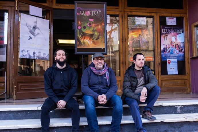 El responsable de producció del festival Galacticat, Ismael Conejero; el director, Ramon Bochaca, i el regidor de Cultura de l'Ajuntament de Trrega (Lleida), Carlos Vílchez