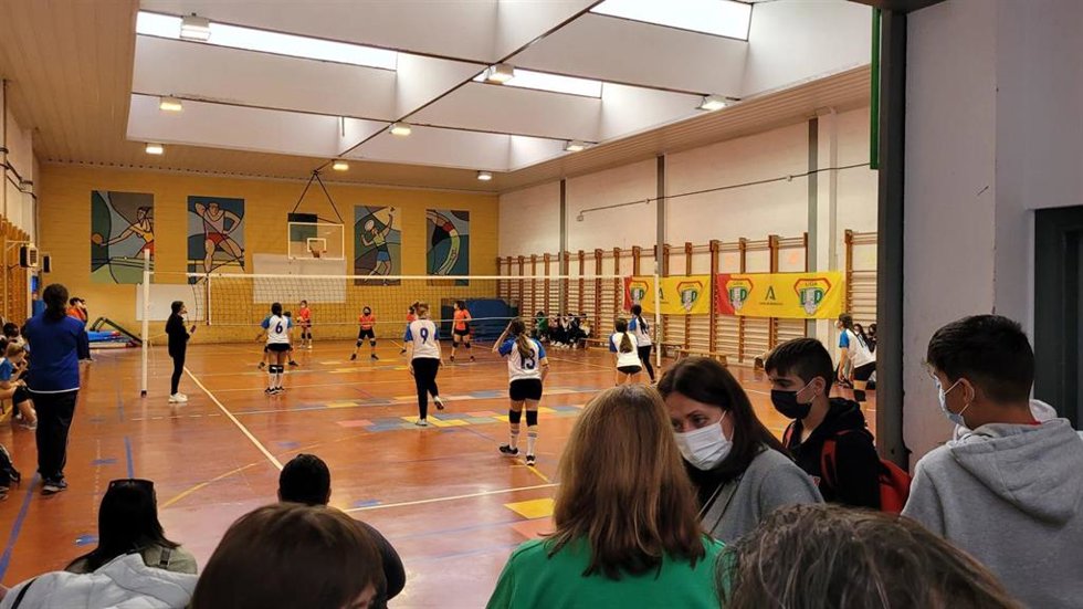 Primer encuentro de la modalidad de voleibol femenino de la Liga LED disputado en el IES Estuaria entre el equipo local y el IES Fuentepiña.