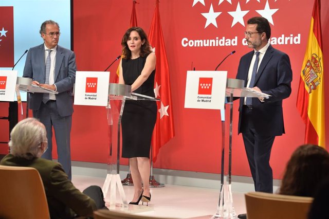 Archivo - Enrique Ossorio; la presidenta de la Comunidad de Madrid, Isabel Díaz Ayuso; y el consejero de Economía, Hacienda y Empleo de la Comunidad de Madrid, Javier Fernández-Lasquetty. Archivo.