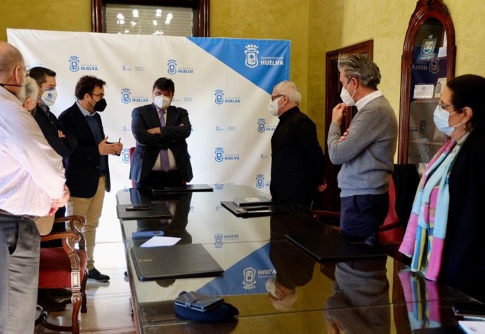 El alcalde de Huelva, Gabriel Cruz, ha recibido este jueves en el Consistorio onubense al experto en proyectos museográficos Bartomeu Marí.