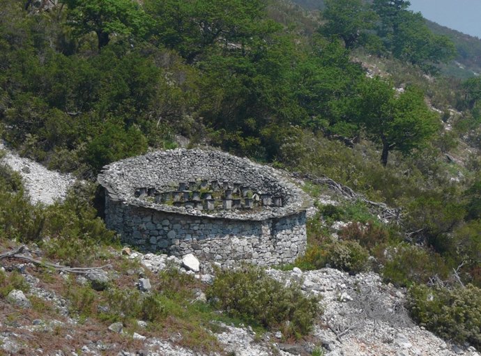 Trabaces (Allande), fotografía perteneciente a la exposición 'Cortinos. Colmenares Tradicionales del Occidente de Asturias'',  realizada por Eduardo Díaz