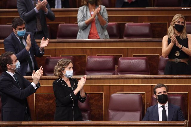 Archivo - Diputados del PP aplaudiendo a Pablo Casado en un Pleno del Congreso