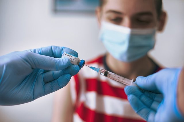 Archivo - Niño vacunación