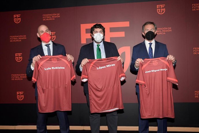 En el centro, el jefe del Ejecutivo regional, Fernando López Miras, durante su visita a la sede de la Federación Murciana de Fútbol, junto al presidente de esta entidad, José Miguel Monje Carrillo, y el máximo responsable de la Federación Española 