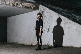 El actor Pol López en la obra 'Crim i cstig' del novelista ruso Fiódor Dostoyevski adaptada y dirigida por Pau Carrió