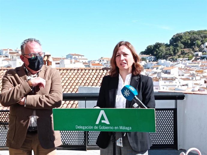 La delegada del Gobierno andaluz en Málaga, Patricia Navarro, atiende a los medios en una visita a Gaucín