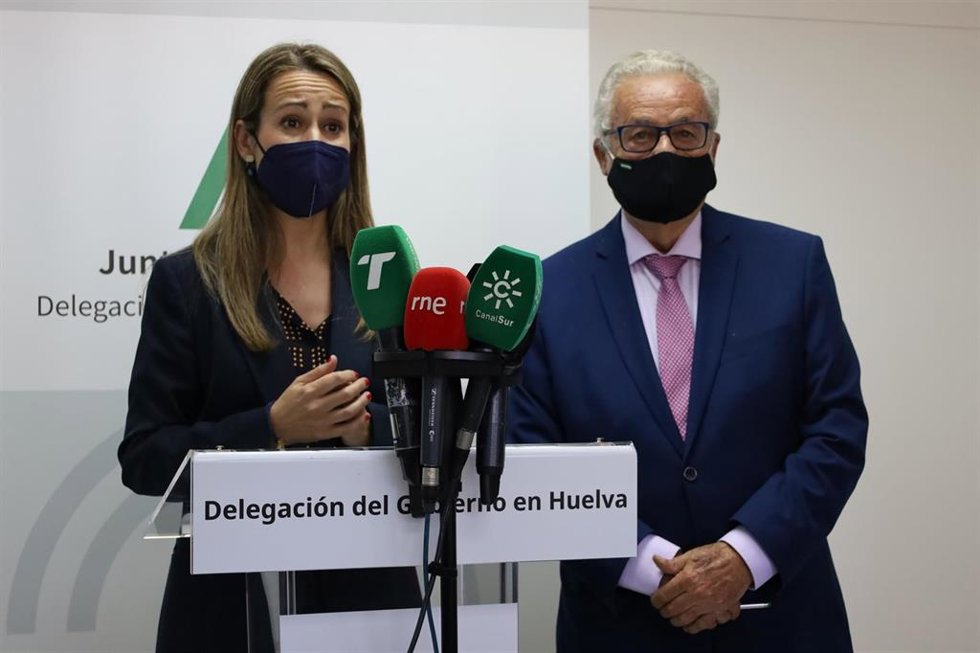 El Defensor del Pueblo Andaluz, Jesús Maeztu, con la delegada de la Junta en Huelva, Bella Verano.