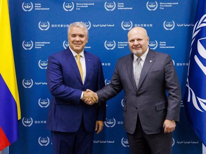 El presidente de Colombia, Iván Duque, y el fiscal del Tribunal Penal Internacional (TPI), Karim Khan, se estrechan la mano.