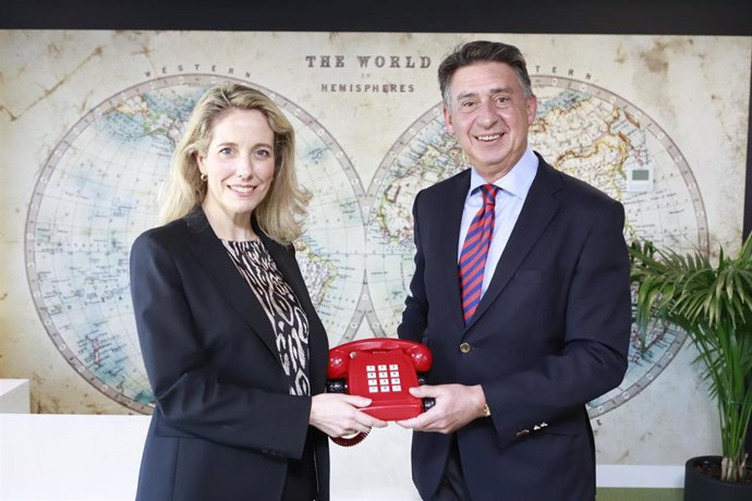 Archivo - La nueva consejera delegada de Línea Directa, Patricia Ayuela de Rueda, y el hasta ahora consejero delegado, Miguel Ángel Merino.