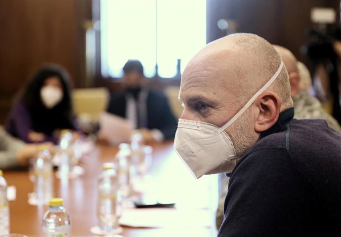 El escritor que acaba de contar su caso, Alejandro Palomas, durante una reunión junto a otras víctimas de abusos sexuales por parte de la Iglesia católica con Unidas Podemos, en el Congreso de los Diputados, a 31 de enero de 2022, en Madrid (España). E