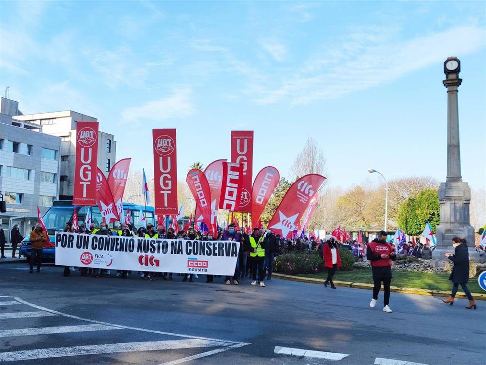 Archivo - Trabajadores del sector conservero se manifiestan en Vilagarcía de Arousa (Pontevedra) por un convenio digno.