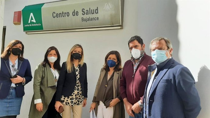 Botella (dcha.), en el centro de salud de Bujalance.