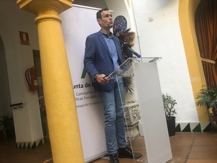 El delegado de Igualdad, Políticas Sociales y Conciliación de la Junta en Córdoba, Antonio López, en rueda de prensa.