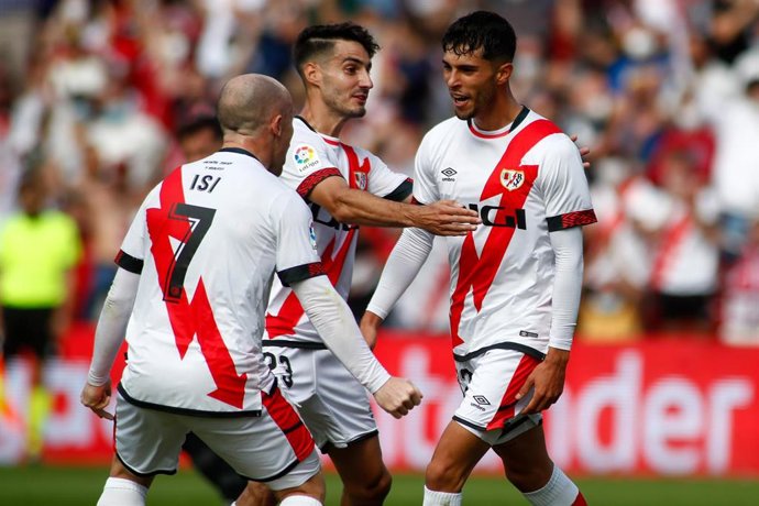 Archivo - El jugador del Rayo Vallecano Mario Hernández celebra un gol en el Estadio de Vallecas junto a Isi Palazón. 