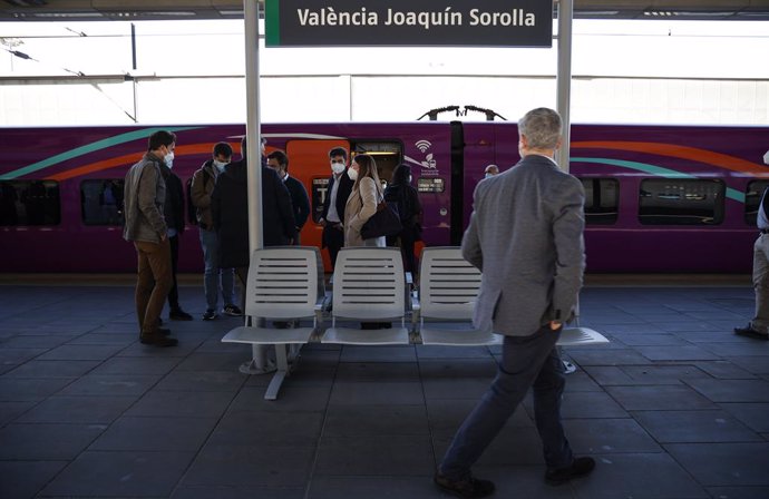 Varias personas en la estación de Joaquín Sorrolla mientras llega el tren Avlo, a 17 de febrero de 2022, en Valencia, Comunidad Valenciana (España). 