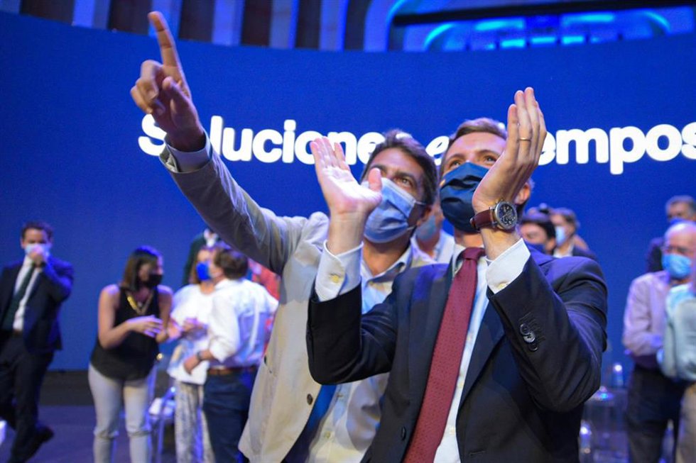 Archivo - El presidente del PP en Comunidad Valenciana, Carlos Mazón (i) y el presidente del PP, Pablo Casado (d), durante la sexta jornada de la Convención Nacional del partido