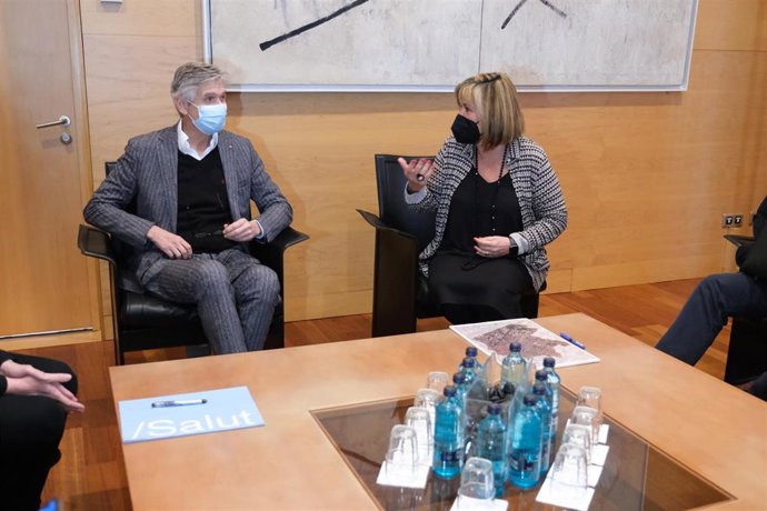 El conseller de Salud, Josep Maria Argimon, y la alcaldesa de L'Hospitalet de Llobregat (Barcelona), Núria Marín