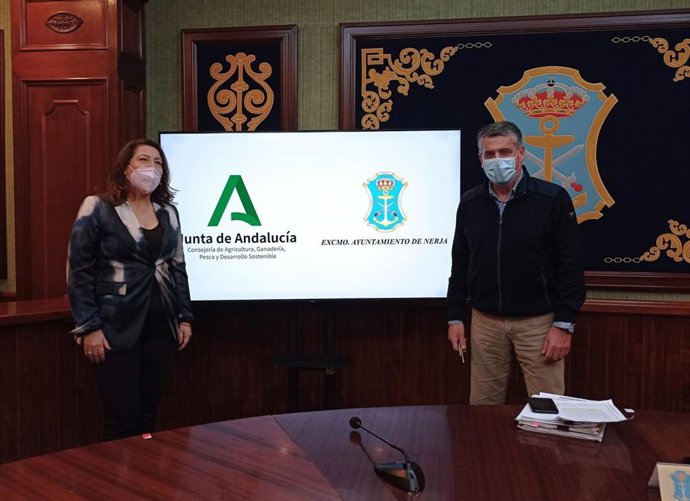 La consejera, Carmen Crespo, y el alcalde de Nerja, José Alberto Armijo
