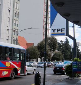 Archivo - Gasolinera YPF calle de Buenos Aires