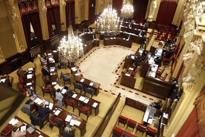 Archivo - Vista general de una sesión plenaria, en el Parlament. 