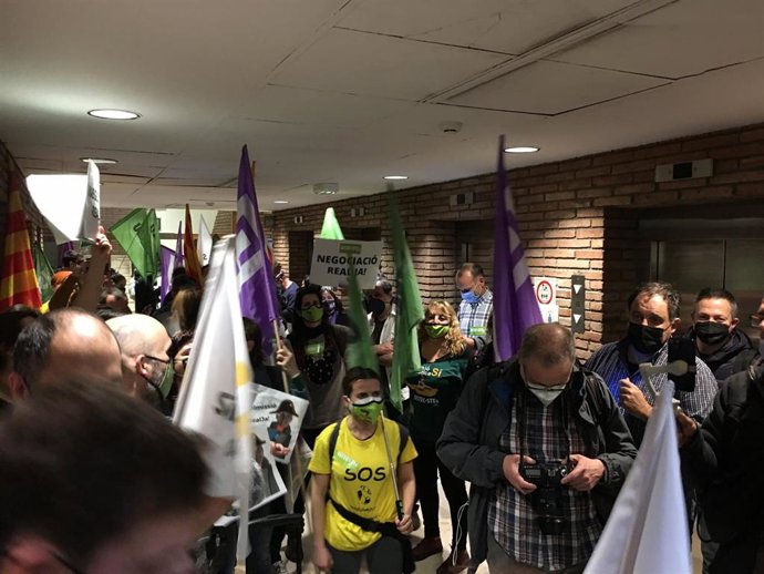 Sindicatos educativos piden la dimisión de Cambray en la Conselleria por el avance de calendario