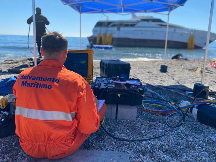 Preparación del reflotamiento del yate varado en Carchuna