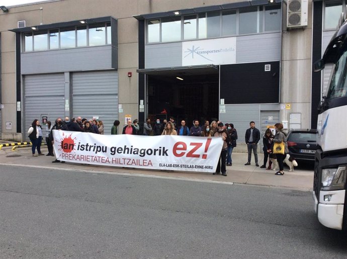 Concentración de sindicatos vascos en Larrabetzu para denunciar la muerte de un camionero el pasado lunes.