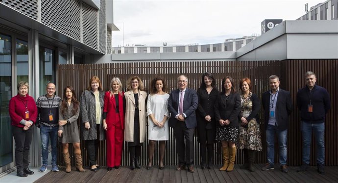 Representantes sindicales y de la dirección de Banco Sabadell en el momento de la firma del nuevo plan de igualdad.