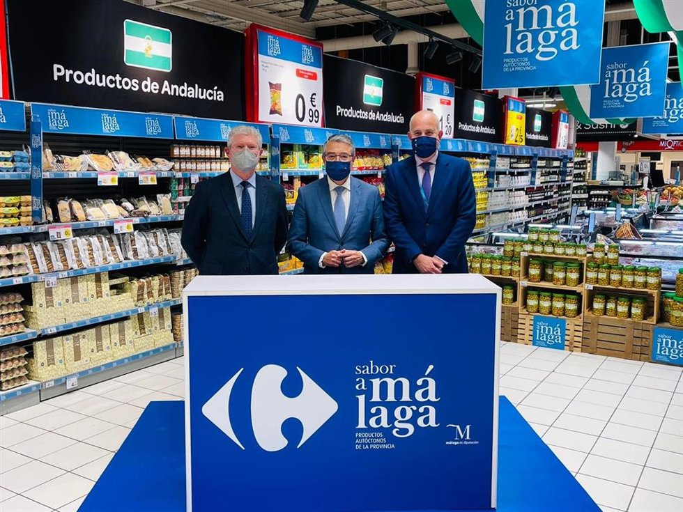 El presidente de la Diputación Francisco Salado, junto con el director de la región Andalucía sureste de Centros Comerciales Carrefour S.A., Gaspar Noguera, y el director general de Costasol de Hipermercados S.L. Aurelio Martín, informan de un acuerdo