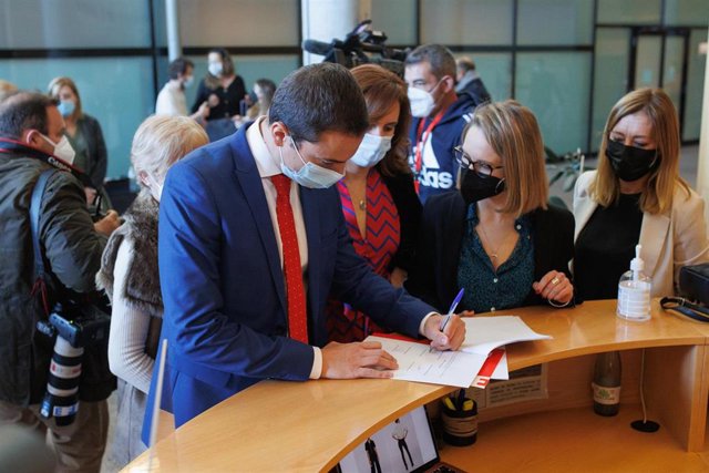 (I-D) El portavoz del PSOE de Madrid, Juan Lobato; la portavoz de Más Madrid, Mónica García, y  la portavoz de Unidas Podemos, Carolina Alonso, en la Asamblea de Madrid, en el Registro de la Asamblea