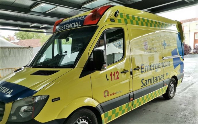 Archivo - Imagen de archivo de una ambulancia soporte vital básico.