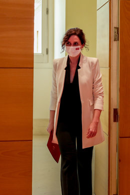 La presidenta de la Comunitat de Madrid, Isabel Díaz Ayuso, a  la seva arribada a una roda de premsa a la Real Casa de Correus, a 17 de febrer de 2022, a Madrid (Espanya). 