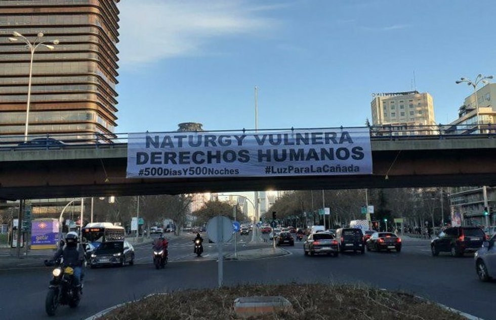 Pancarta para pedir que vuelva la luz a la Cañada Real Galiana.