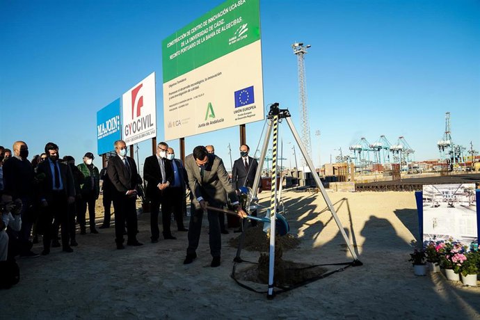 Juanma Moreno en la primera piedra del Centro de Innovación Marítima en Algeciras.
