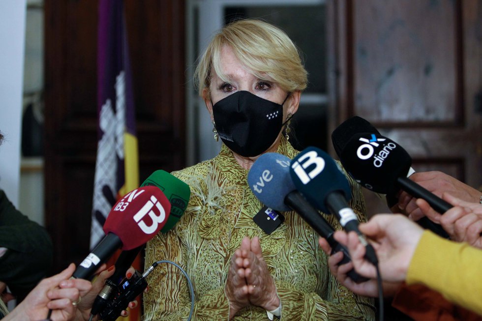 La expresidenta de la Comunidad de Madrid, Esperanza Aguirre, ofrece declaraciones a los medios de comunicación durante la presentación de su libro Sin complejos, en el Círculo Mallorquín. 