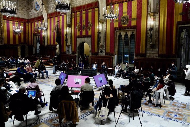 Acto en el Ayuntamiento de Barcelona de cierre del Fòrum Jove BCN, a 17 de febrero de 2022.