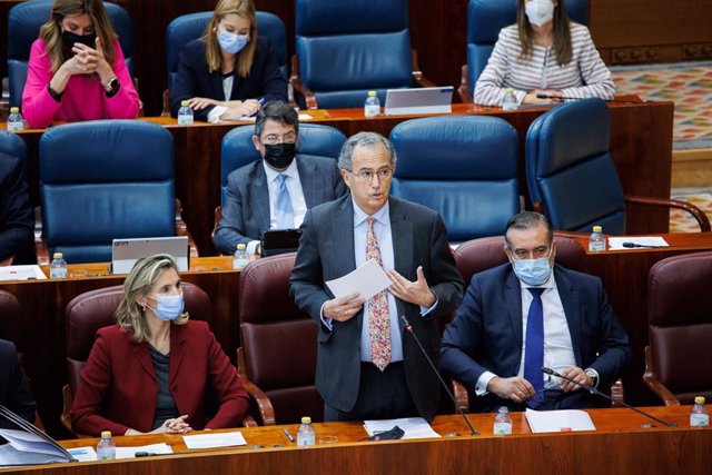 El consejero de Educación, Universidades y Ciencia y portavoz del Gobierno de la Comunidad de Madrid, Enrique Ossorio, interviene en una sesión plenaria, en la Asamblea de Madrid