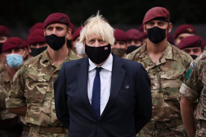 Archivo - El primer ministro británico, Boris Johnson, junto a militares.