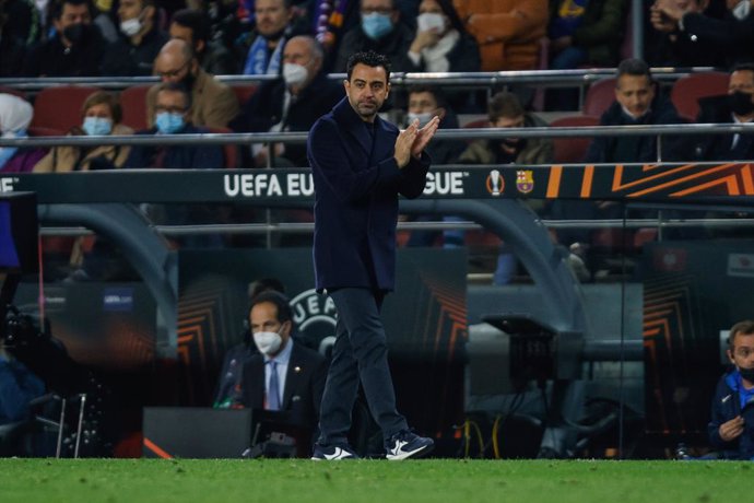 Xavi Hernandez, head coach of FC Barcelona, gestures  during the Europa League match between FC Barcelona and SSC Napoli at Camp Nou Stadium on February 17, 2022 in Barcelona.